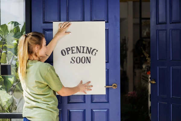 Mujer Poniendo Apertura Tienda Pronto Signo —  Fotos de Stock