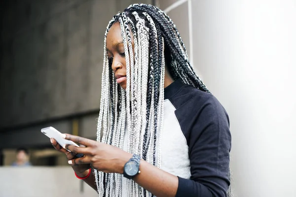 Μαύρη Γυναίκα Dreadlocks Κρατώντας Κινητό Τηλέφωνο — Φωτογραφία Αρχείου