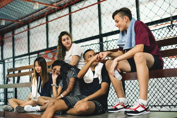 Grup Tineri Prieteni Adolescenti Care Stau Bancă Relaxantă — Fotografie, imagine de stoc