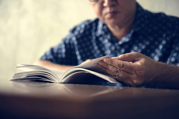 Starší Muž Čte Doma Knihu — Stock fotografie