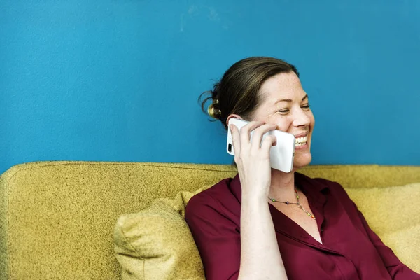 Mulher Caucasiana Falando Telefone — Fotografia de Stock