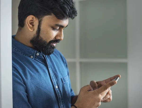 Man Som Använder Mobiltelefon — Stockfoto