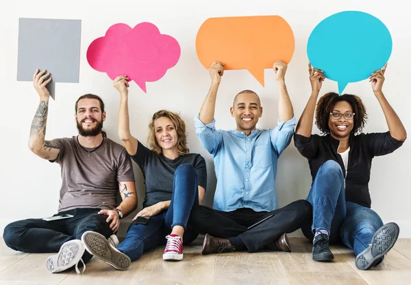 Gente Que Lleva Iconos Burbuja Del Habla — Foto de Stock