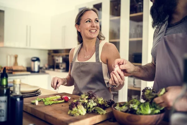 Casal Está Cozinhando Cozinha Juntos — Fotografia de Stock