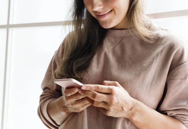 Mujer Usando Teléfono Inteligente Las Redes Sociales Conecpt — Foto de Stock