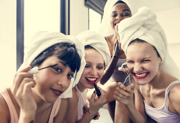 Groupe Femmes Diverses Avec Des Cosmétiques Maquillage — Photo