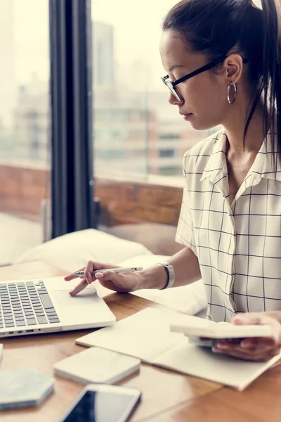 Zakenvrouw Met Laptop Aan Tafel — Stockfoto