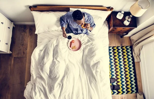 Homem Cama Tomando Café Manhã Cama — Fotografia de Stock