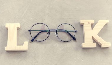 Bak kelime ile gözlük flatlay havadan görünümü