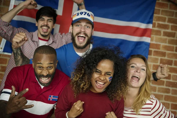 Vrienden Juichen World Cup Met Geschilderde Vlag — Stockfoto