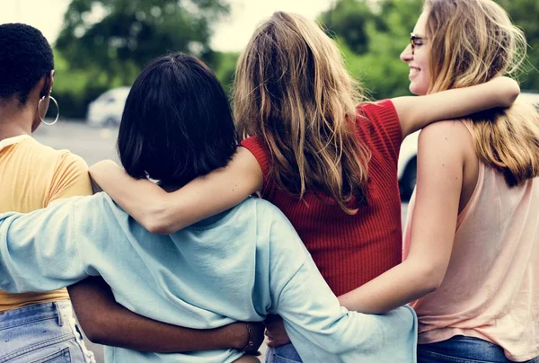 Vista Trasera Grupo Diversas Amigas Caminando Juntas —  Fotos de Stock