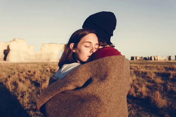 Pareja Senderismo Juntos Desierto — Foto de Stock