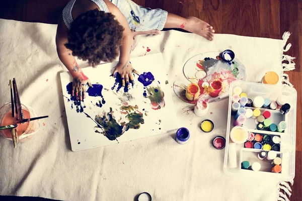 Niño Negro Disfrutando Pintura —  Fotos de Stock