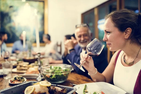 Gruppe Unterschiedlicher Freunde Isst Gemeinsam Abend — Stockfoto