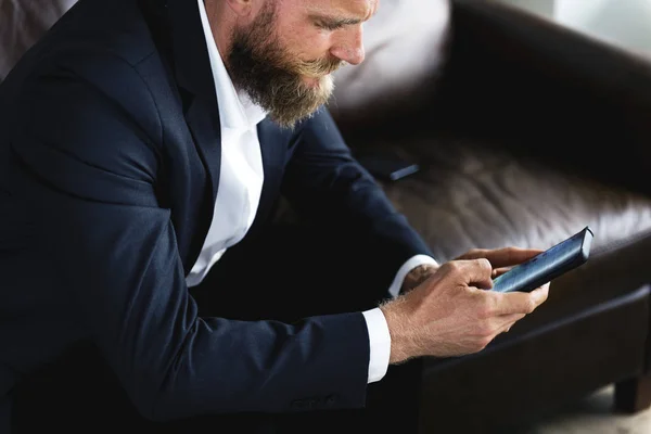 Hombre Guapo Con Barba Traje Navegación Teléfono Móvil —  Fotos de Stock