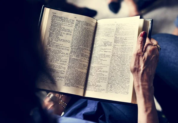 Mulher Lendo Livro Bíblico Sagrado Cristianismo Religião Acreditar — Fotografia de Stock