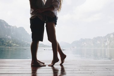 Gezgin çift romantik bir an yaşıyor.