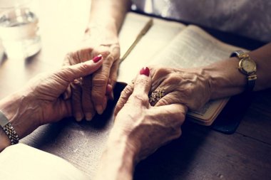 Grup insanların birlikte İncil okuma