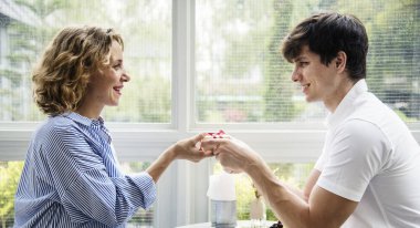 Bir kafede yılını kutlayan çift