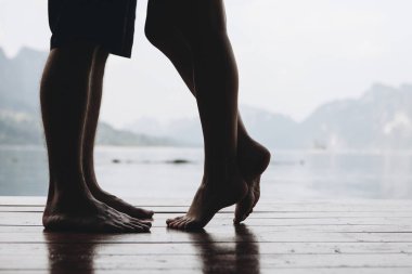 Gezgin çift romantik bir an yaşıyor.