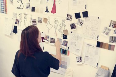 Onun projeler üzerinde çalışan kadın