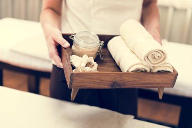 Spa salonu tedavisi, masör iş başında 