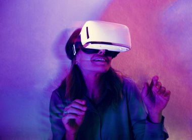 iş kadını masada oturan sanal gerçeklik kulaklık portresi