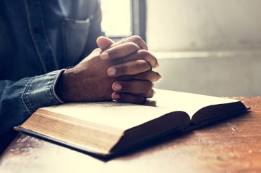 İncil'de Hıristiyanlık din dua eller