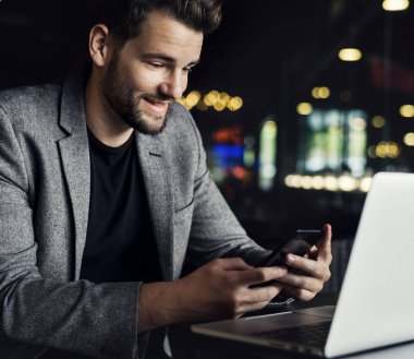 Adam onun telefonunuzda ileti okuma