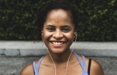 Teknoloji kullanırken egzersiz sağlıklı kadın