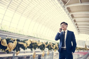 telefonda Asya iş adamı