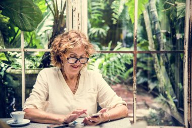 kafkas kadın kafe Bahçe üstünde hareket eden telefon tarama