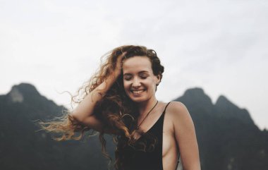 Sarışın kadının yaz esintisi