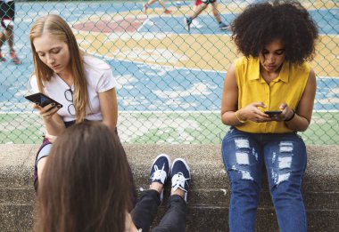 Arkadaşlar akıllı telefonlar kullanarak Park