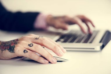 dövmeli işkadını dizüstü bilgisayarda çalışan kısmi görünümünü