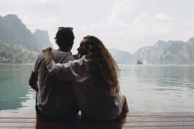 Bir balayı gezisine çift