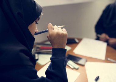 Genç Müslüman öğrenci okulda 
