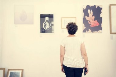 Kare sergide arayan kişi