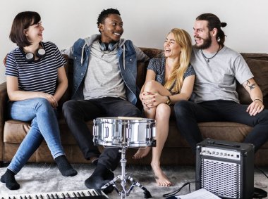 Divan, prova aletleri ile odada oturan müzik grubu 
