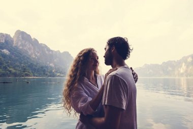 Seven çift romantik bir an olması