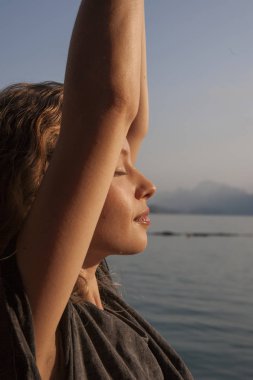 Pratik yoga bir gölün yanında kadın