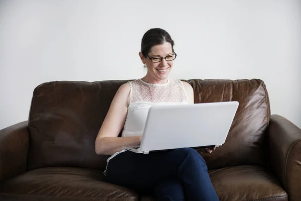 Donna Bianca Utilizzando Computer Portatile — Foto Stock