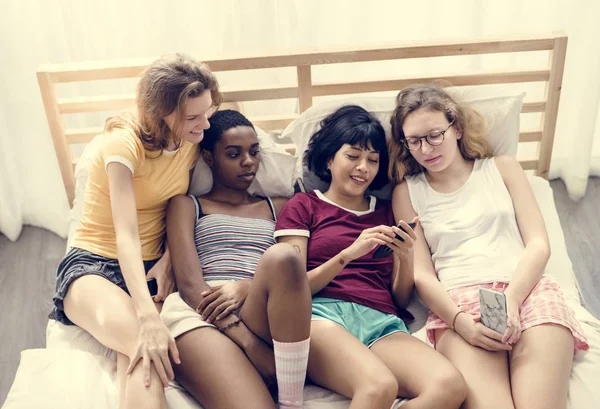 Grupo Mulheres Diversas Deitadas Cama Usando Telefones Celulares Juntas — Fotografia de Stock