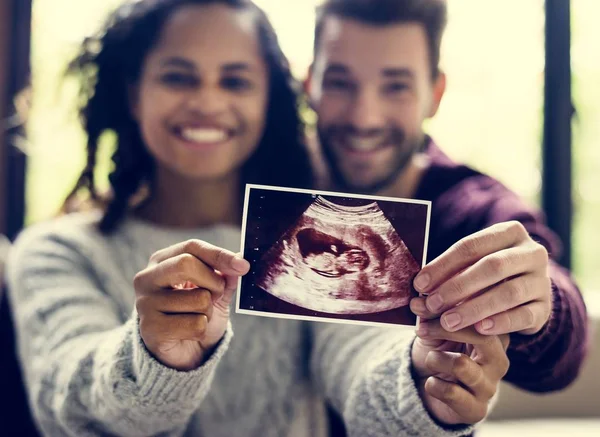 Gelukkig Paar Met Zwangerschap Nieuws — Stockfoto