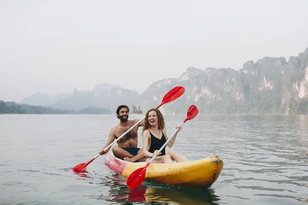 Pareja Remando Una Canoa —  Fotos de Stock