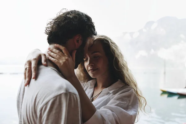 Pareja Cariñosa Teniendo Momento Romántico —  Fotos de Stock