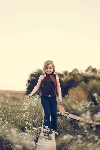 小女孩 在农场玩得开心 — 图库照片