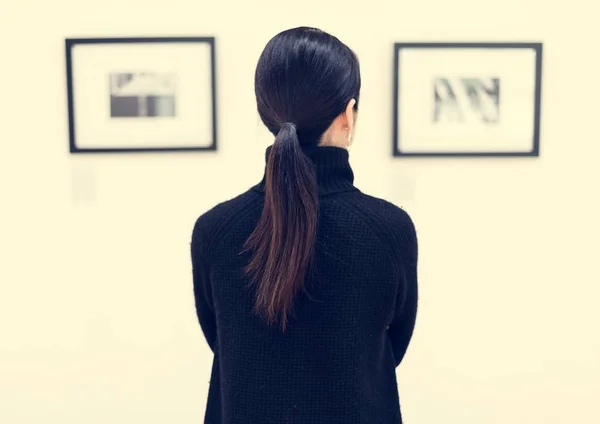 Mujer Mirando Exposición Arte — Foto de Stock