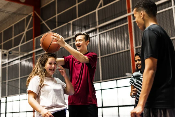 Játékos Baráti Tinédzser Egy Kosárlabdapálya — Stock Fotó