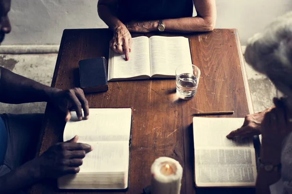 Grupo Personas Cristianas Leyendo Biblia Juntas — Foto de Stock